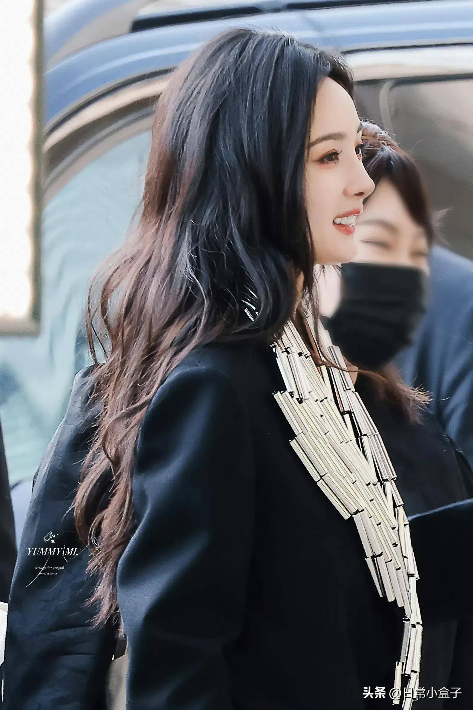 杨幂杨幂罗意威活动饭拍,再现月牙笑,网友觉得她营销过度引热议_姐姐