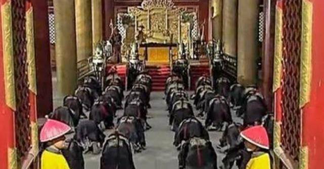 原创清朝大臣上朝见皇帝为什么下跪前都需要拍一拍袖子原因很简单