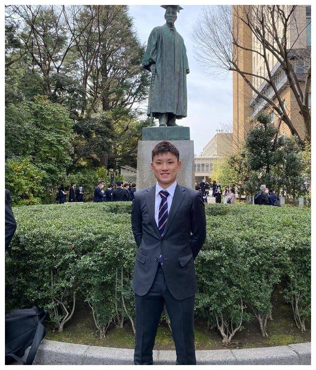 她在社交媒体上分享了自己穿着校服,拿着毕业证书的照片,表示这几年的