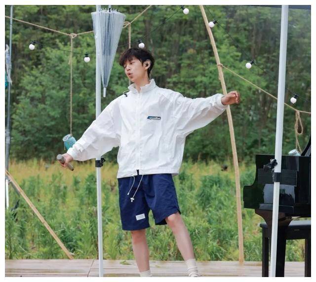 50岁何炅赢了赤露手臂线条平坦无赘肉仿佛魔法成真