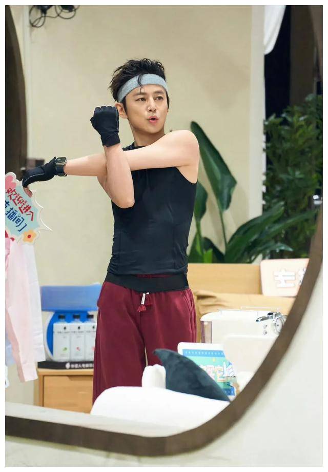 50岁何炅赢了赤露手臂线条平坦无赘肉仿佛魔法成真