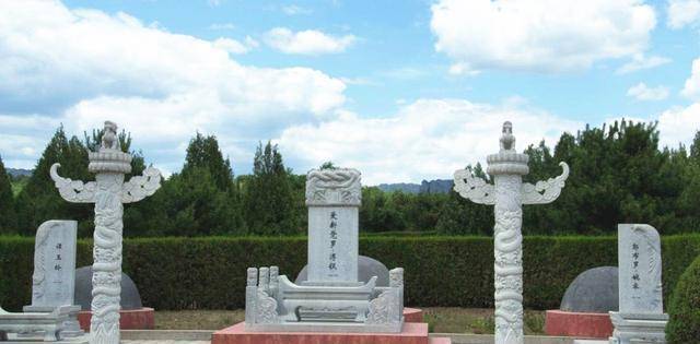 溥仪墓,两边附葬墓是谭玉玲和婉容人往往在生命最后的时刻,会想见自己