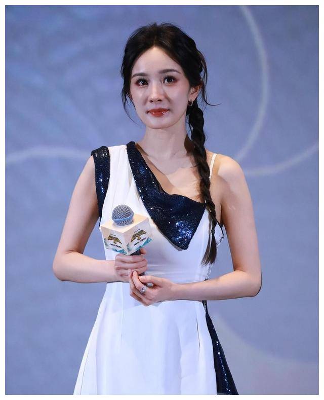 40岁蒋欣和37岁杨幂同框谁美有人颜值昙花一现有人越来越年轻