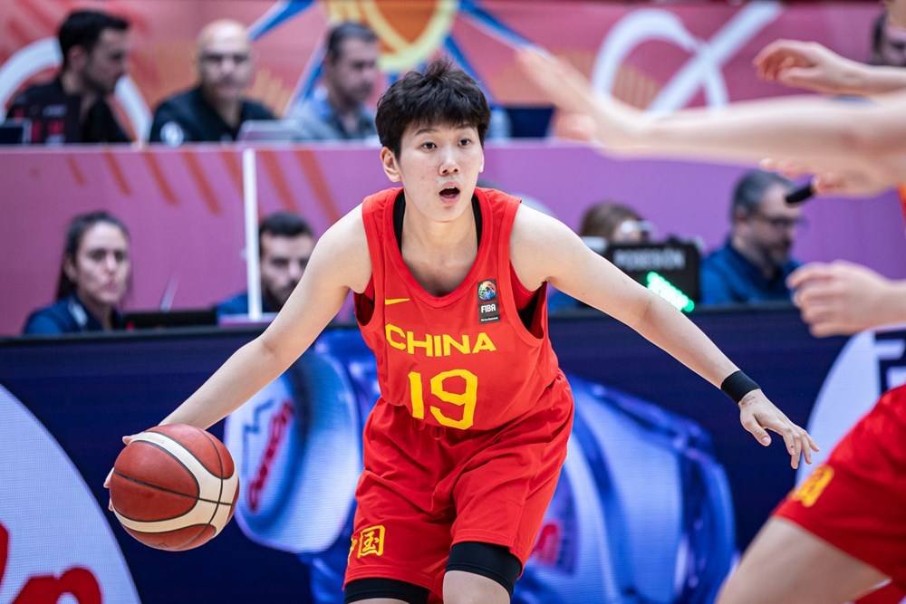 原创9中9轰22分中国女篮19岁新星崛起郑薇未来培养国青得分王