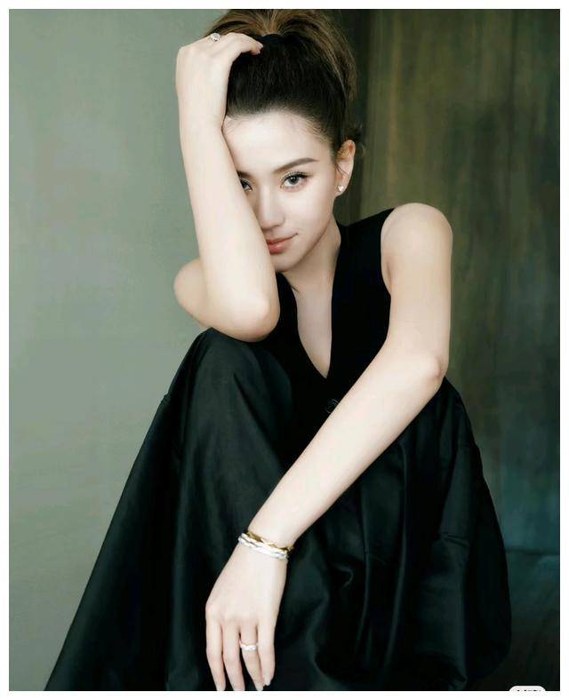 何超莲晒出最新近照引关注突显独特衣品