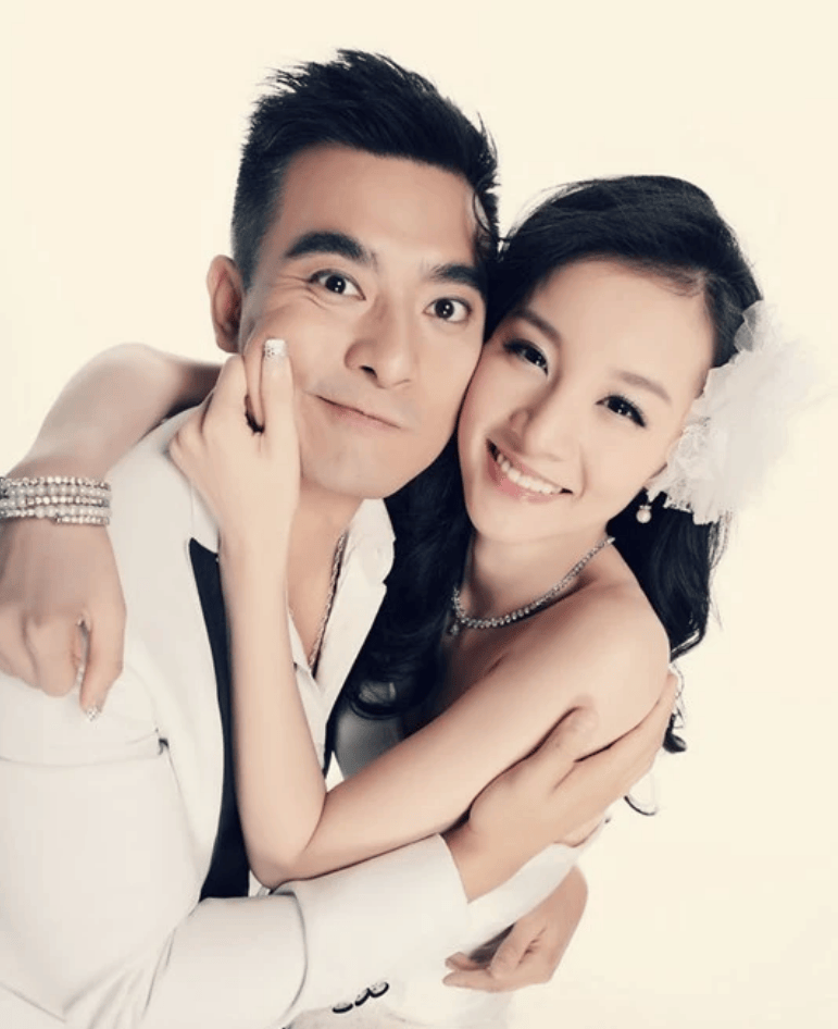 相恋不到一年的陈龙和章龄之迅速闪婚,步入了婚姻的殿堂,结婚时章龄之