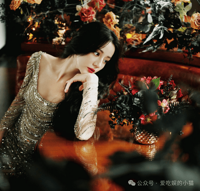 迪丽热巴穿鎏金裙出席活动魔鬼身材挺出36d网友这是不花钱就能看的吗