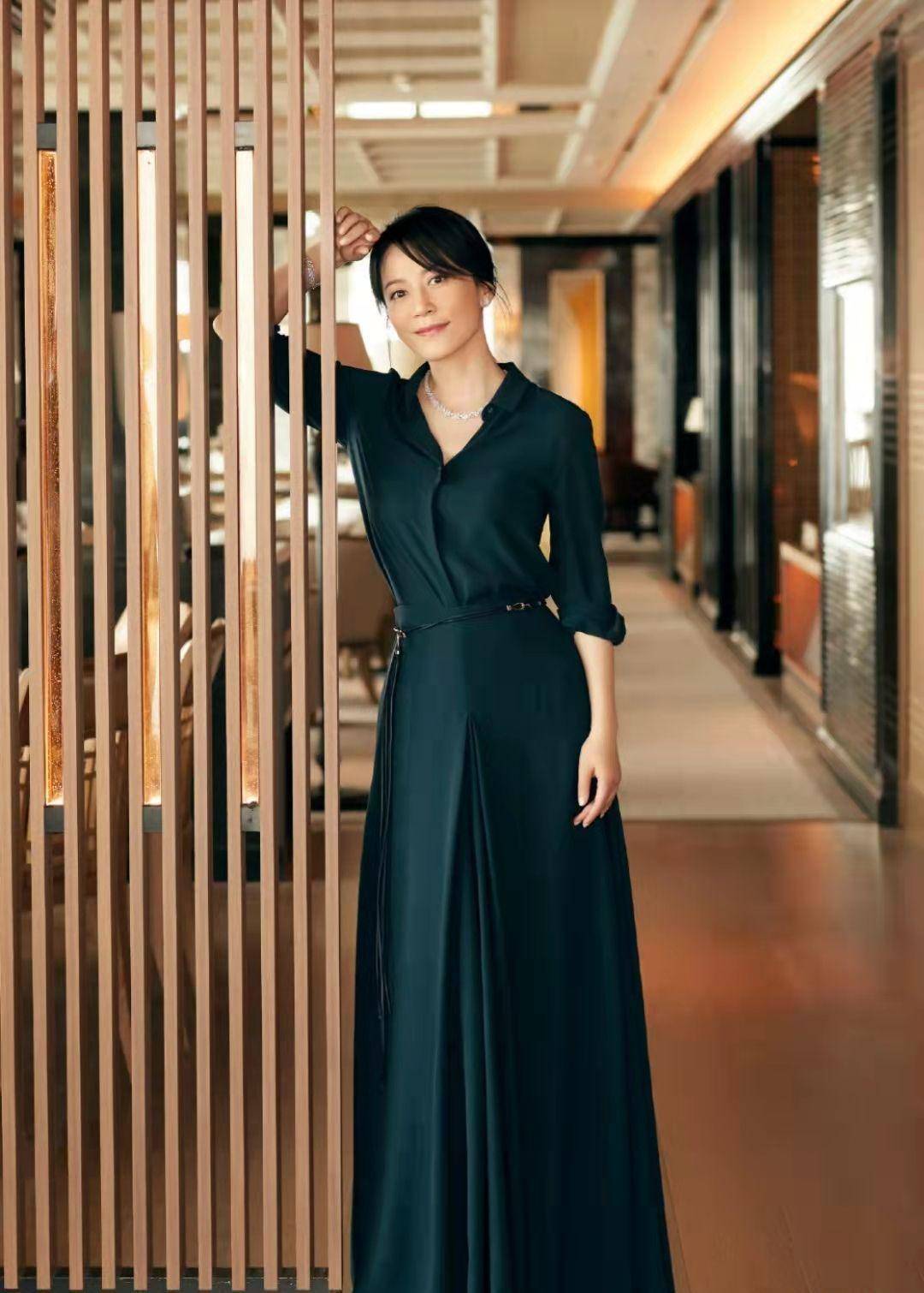 原创俞飞鸿虽人到中年但还是让人一见惊鸿橙色衬衫裙好显气质