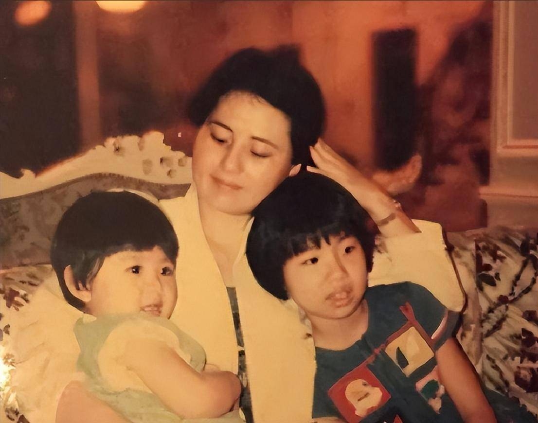 到了香港,叶明子褪去了叶家大小姐的光彩,变成了