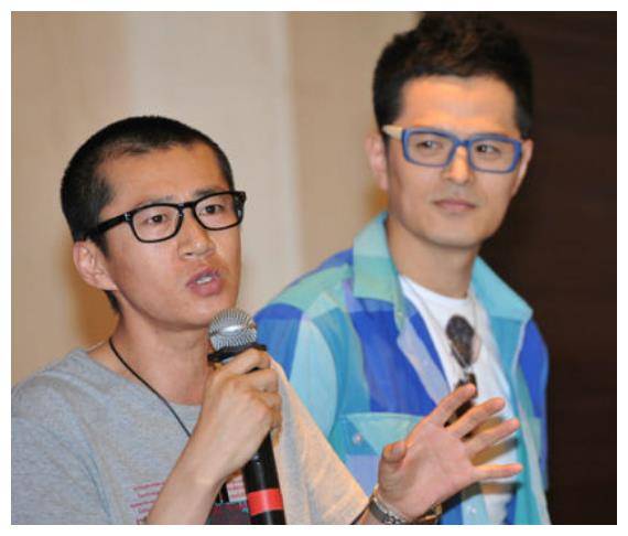 草根演员李嘉明为父治病欠巨款无戏拍当网红今41岁抱美人归