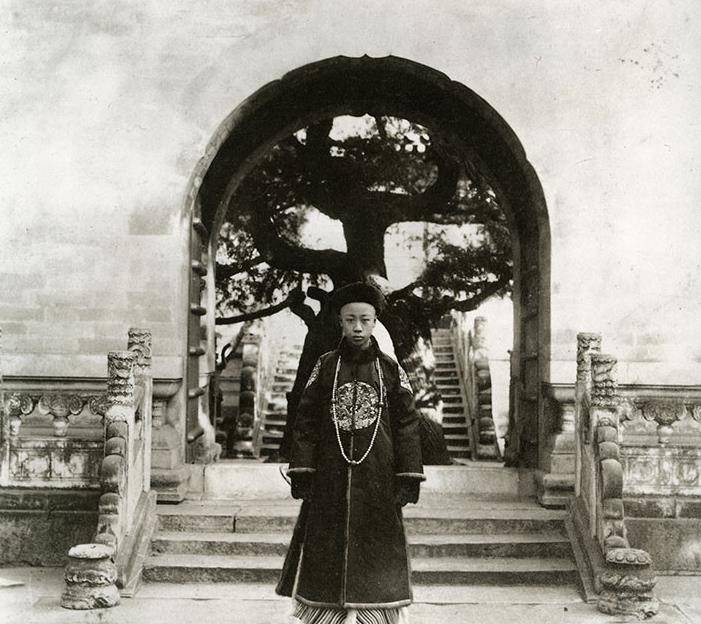 原创末代皇帝溥仪年轻时真帅气尽显帝王气质皇后婉容也很漂亮