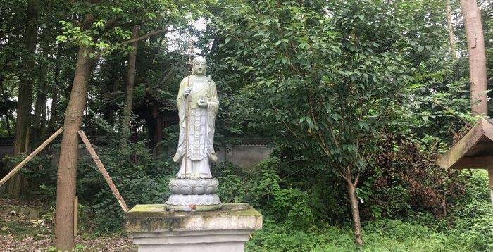 四川彭州这个古寺寺内有1700多年楠木树供奉刘关张三兄弟