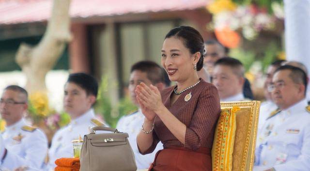 诗琳通公主怀抱婴儿这个婴儿重复了诗琳通公主的命运