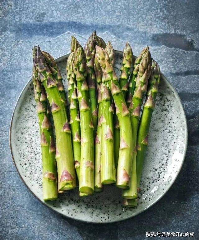 揭秘"蔬菜之王"的烹饪秘笈,通便养胃强免疫_芦笋_虾仁_蒜末