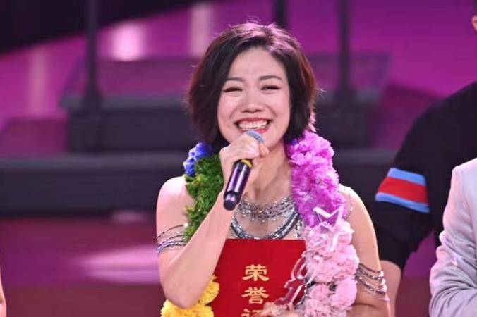 原创龙婷凭借星光大道走红还上过舞台如今又成为街头歌手