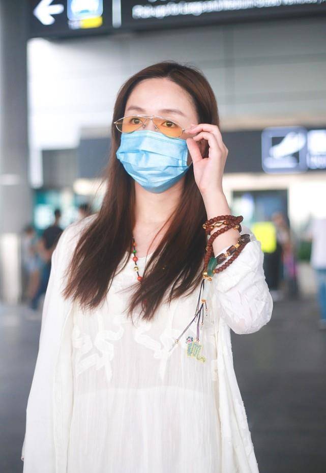 原创娄艺潇还挺有文艺范儿的一袭白色长裙真文雅但鞋子却选错了