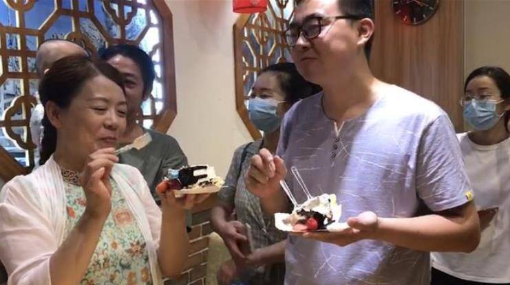 徐敏知道这就是自己的亲生骨肉,她紧紧地抱住郭威哭着向他道歉:"妈妈