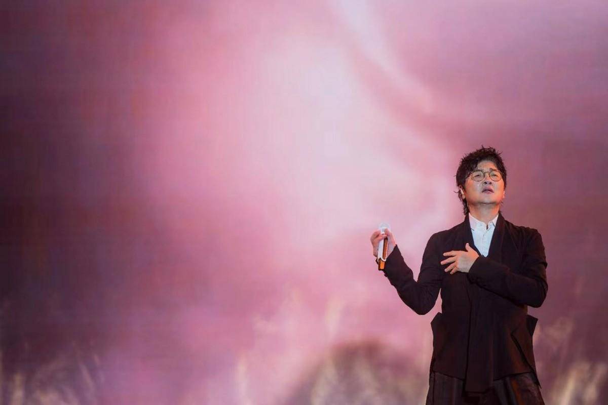 演唱会的最后,孙楠的一首《红旗飘飘》压轴出场,将现场气氛推至高潮.