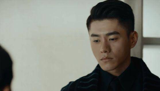 李程彬饰演的男二沈君山属于高冷冰山型的校草级人物,家世背景显赫