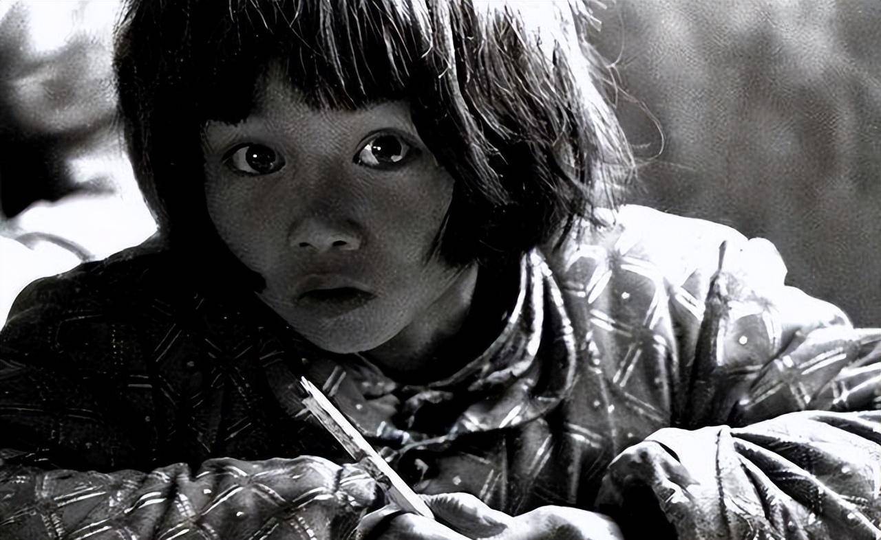 在河北省滦平县拉海沟乡,零下二十多度的天气,孩子们依然在四面漏风的