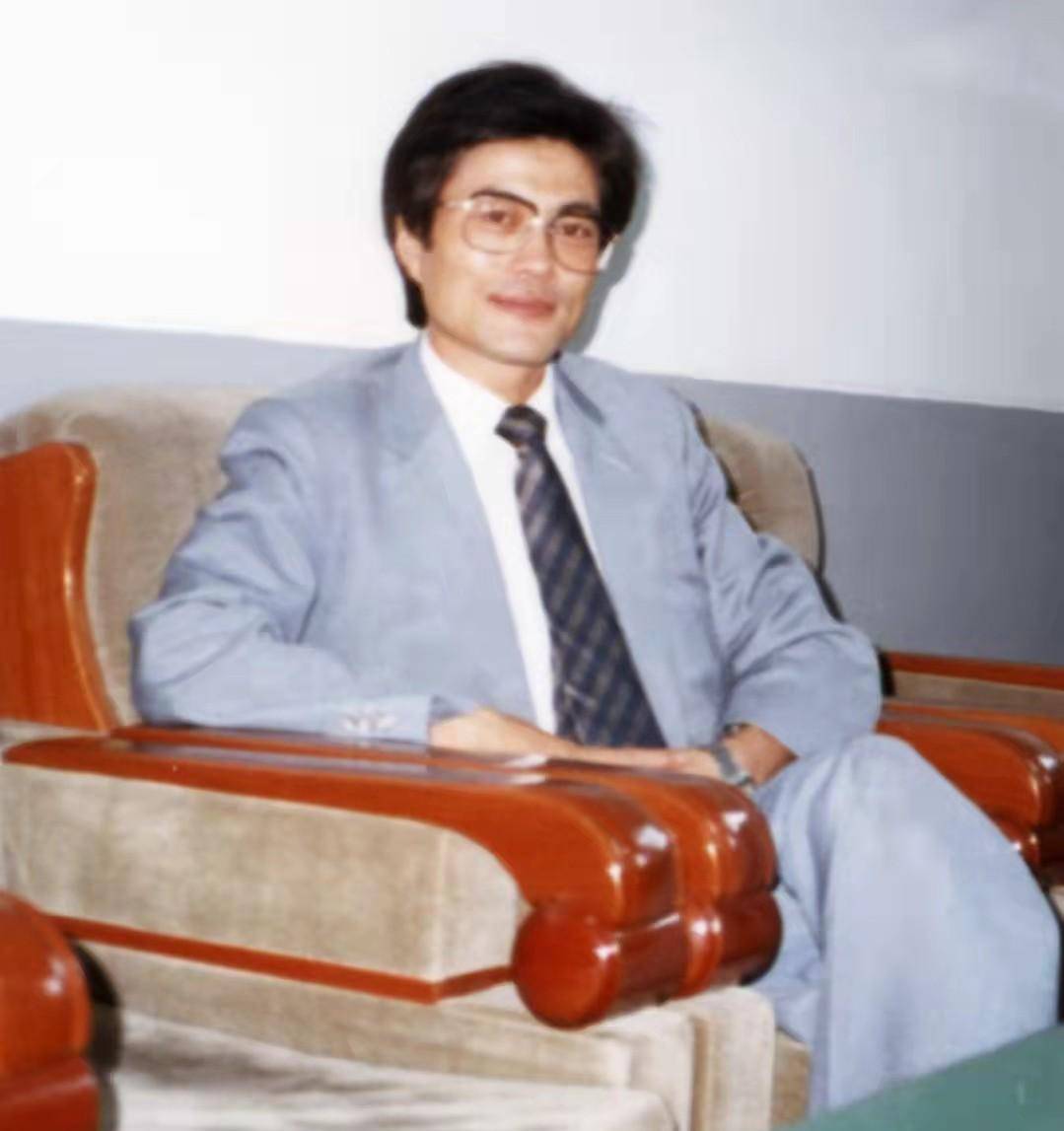 文在寅的复仇大哥卢武铉跳崖明志后他在墓碑上默默刻了4个字