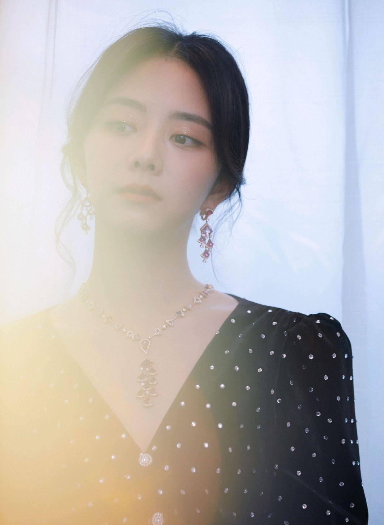 原创谭松韵母亲被撞案后首露面走出阴影美出新高度30岁依旧甜美