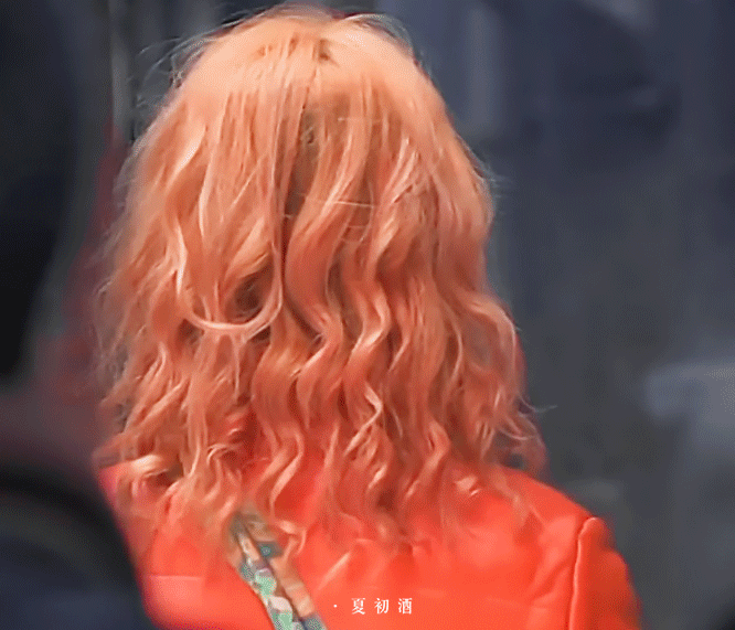 看来能把橘发染得这么惊艳也只有周迅了吧