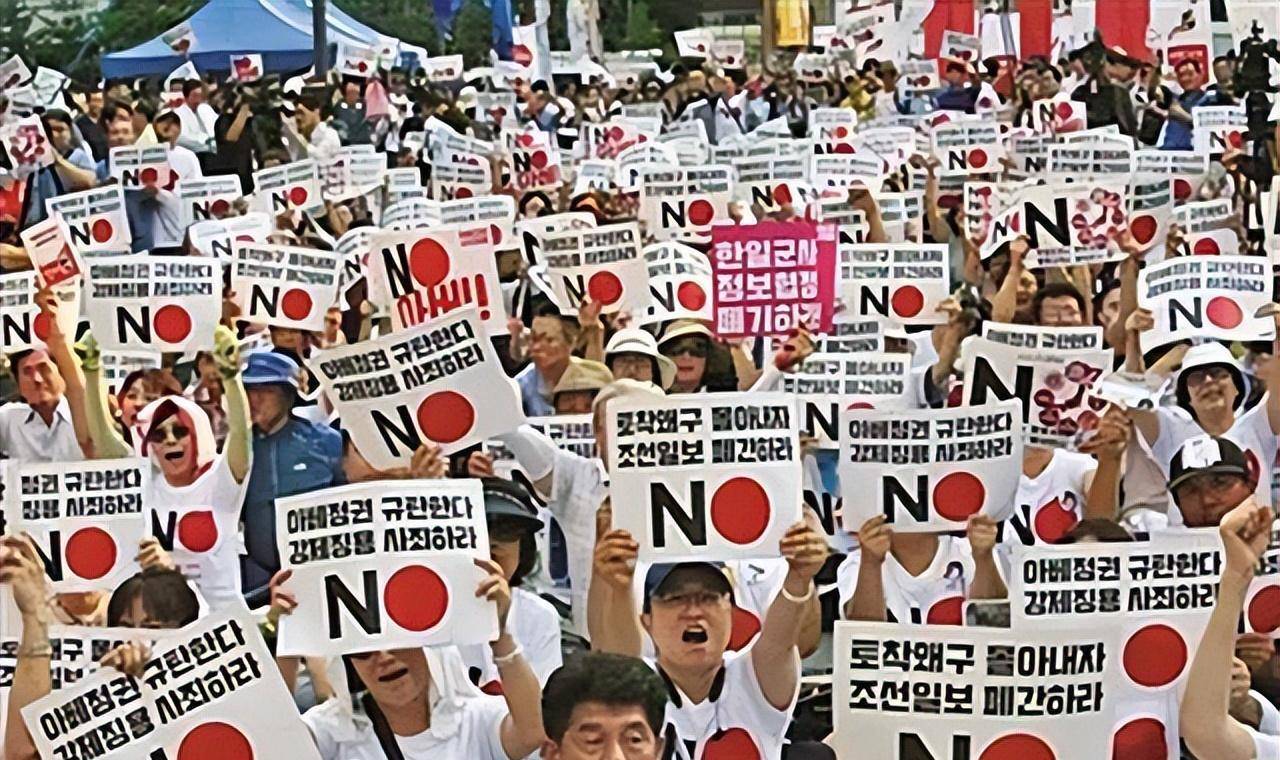 原创19年韩国光复节对日强硬的文在寅放低姿态民众被扇一耳光