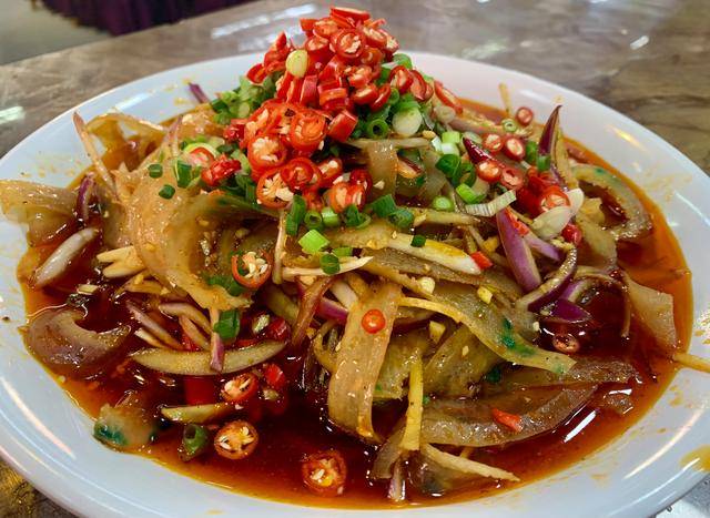 可以根据个人口味加入泡椒或泡菜增加酸辣口感.