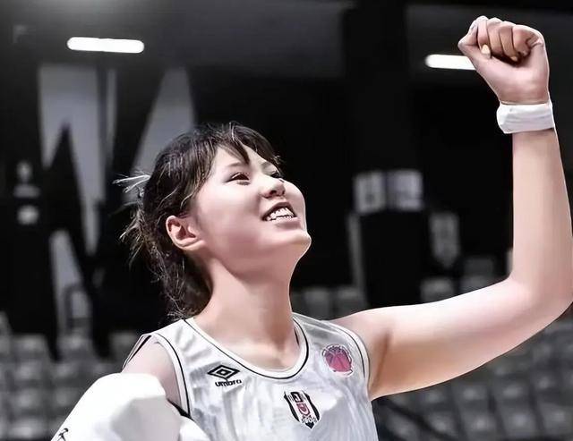 炸掉里面在季后赛第一轮中李月如击败了wna中锋得到24分和12个篮板