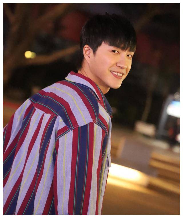 江宏杰机场接回儿子,爱酱见弟弟开心笑,江宏杰抱着儿子不放.