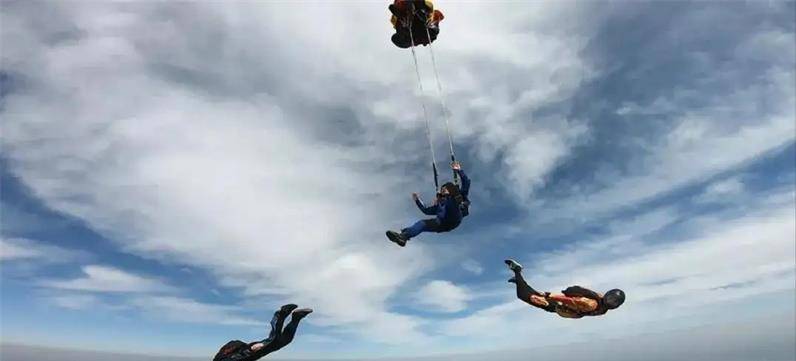 1999年她高空跳伞失败砸进巨大蚁巢里竟奇迹般地捡回一条命