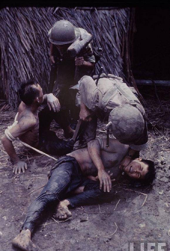 原创实拍越战期间南越士兵残忍逼供越共俘虏的真实场景