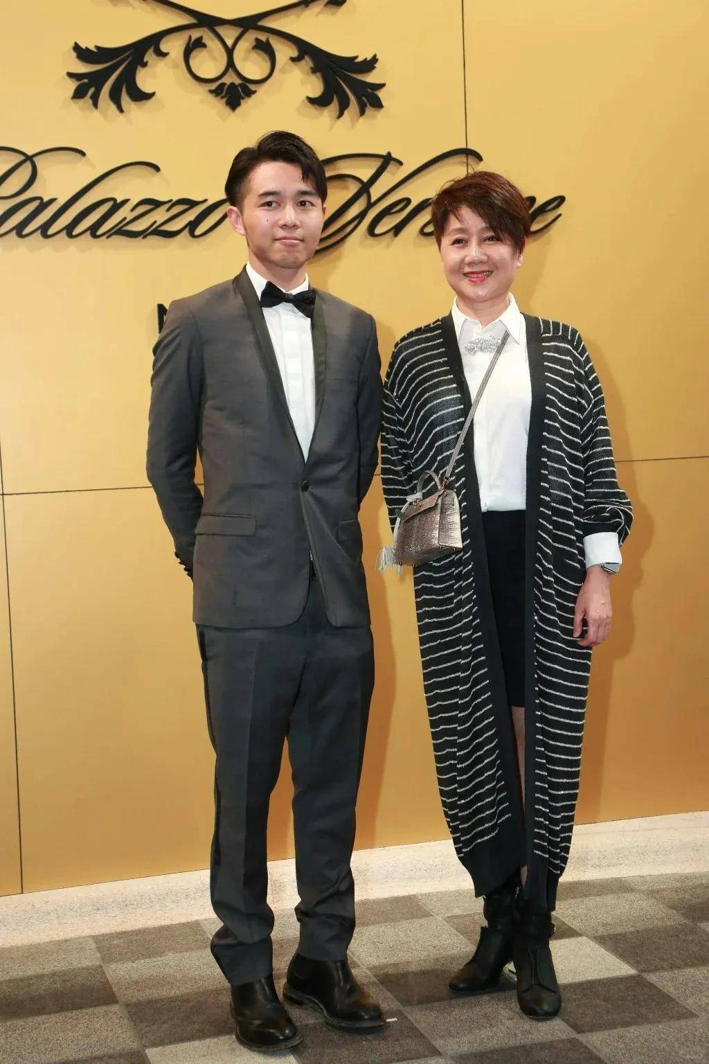 赵露思生图与精修图差距大,赌王二三四房子女齐亮相_礼服_何超琼_明星