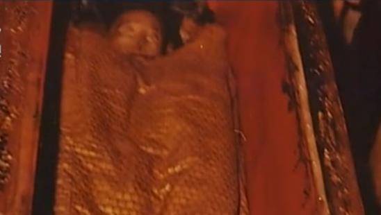 女尸的舌头自己吐出来,墓中找到一张古老广告牌_老张_辛追夫人_尸体