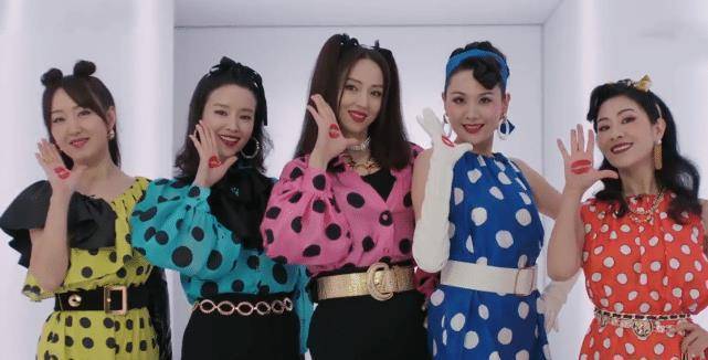 《所有人都在玩手机》也是五位小姐姐,里面有杨钰莹,董洁,程莉莎,董璇