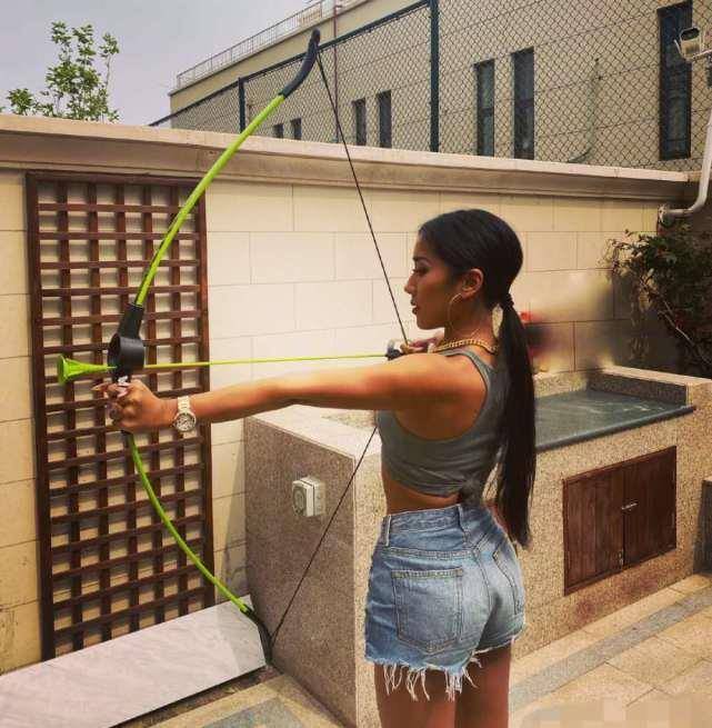 原创吉克隽逸晒照穿露脐装超短裤大秀古铜色皮肤162穿成170