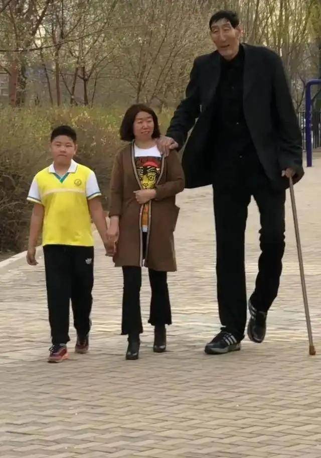 原创2008年中国第一巨人鲍喜顺不顾医生劝阻生下儿子如今怎样