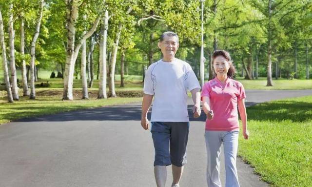 走路快和走路慢的人,谁更长寿?英国研究:二者或相差16年寿命