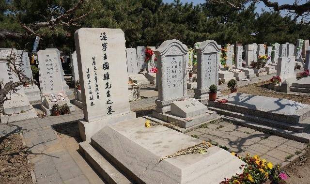 国学大师王国维墓地墓碑刻满碑文投湖自杀原因至今迷雾重重