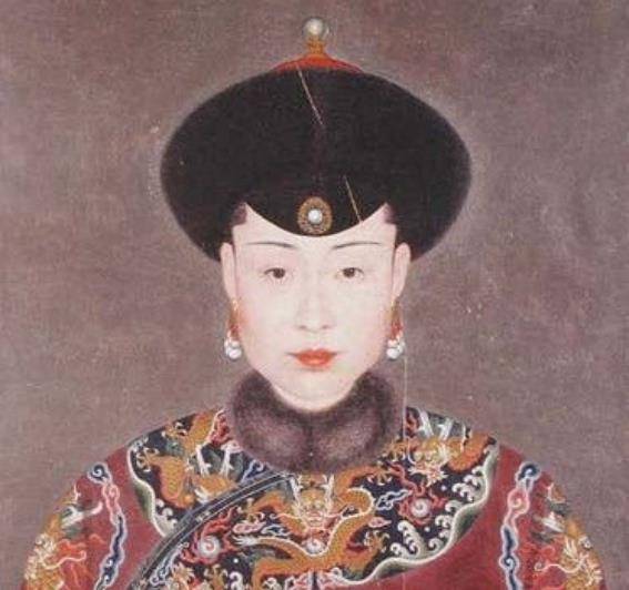 孝懿仁皇后是一等公佟国维之女,也就是隆科多的亲姐姐.