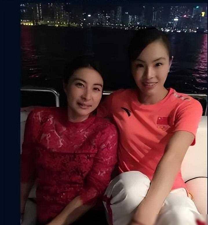 原创敬仰的第三代跳水皇后赛场上毫不逊色郭晶晶退役后嫁平凡
