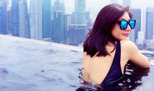 不过这样的邓家佳却被人吐槽长得越来越像李小璐了,就连穿衣风格都挺