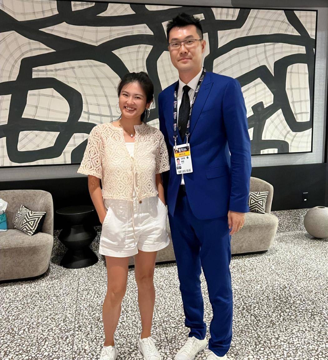 王仕鹏一家近照,40岁转型成功,已财富自由,超模妻子很美艳_广东青年队