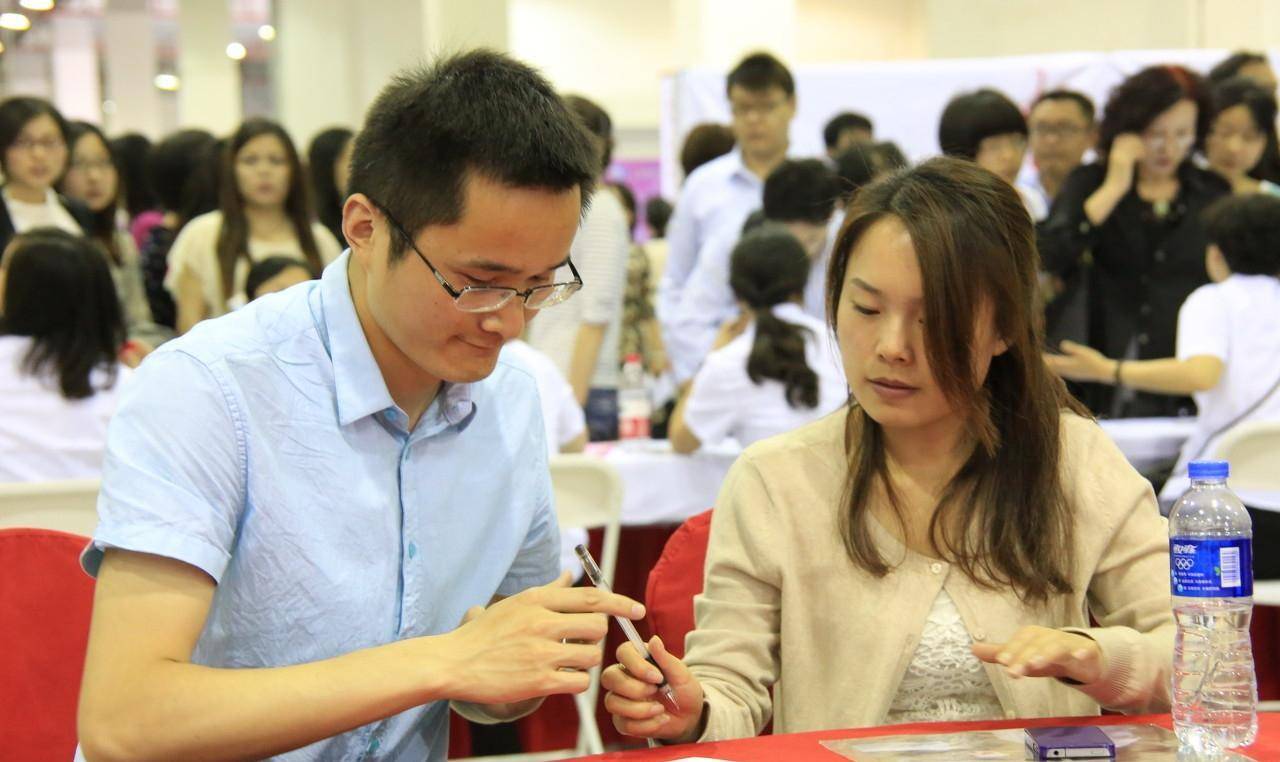 图为2012年5月26日,上海一家婚恋完整举办的公开相亲活动,这是年轻