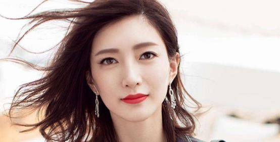 下垂眼和丹凤眼相反,下垂眼通常眼角是往下走的.