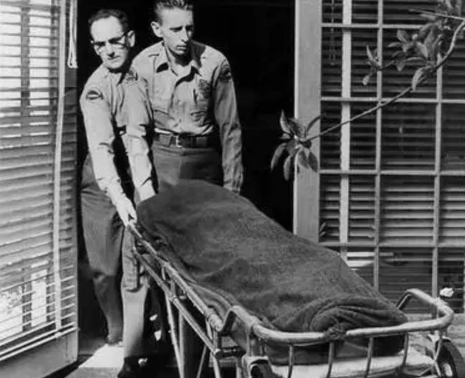 阿伯斯与哈斯特殡葬公司接到整理遗容的通知后才有人来管梦露的遗体