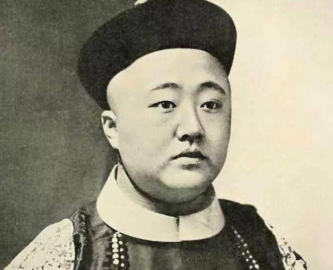 四格格的父亲庆亲王也深得慈禧的欢心,不是因为他能力出众,而是因为他