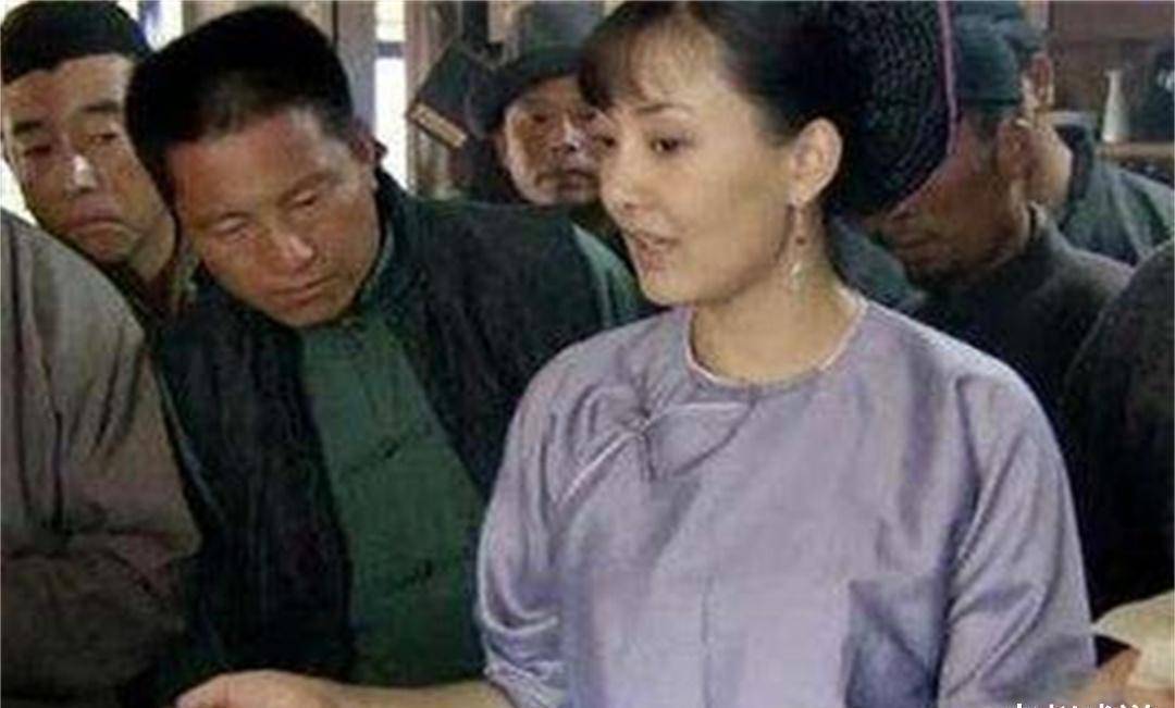 开始她只是个敢于追爱的农家姑娘,但经过童养媳,进戏班,被糟蹋,当丫鬟