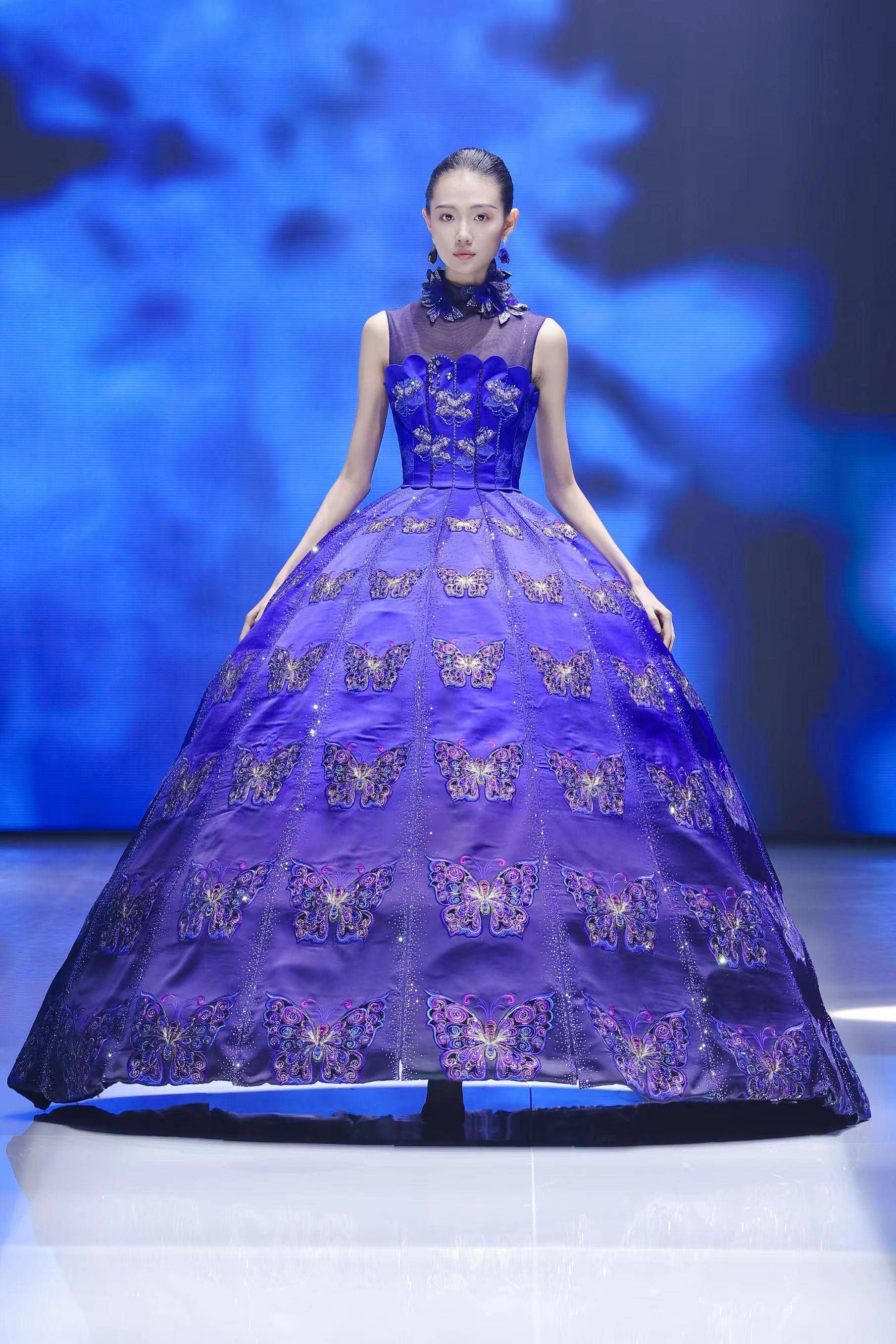 秀场直击|六礼·张效奇"日升月恒"aw24中国国际时装周开幕大秀